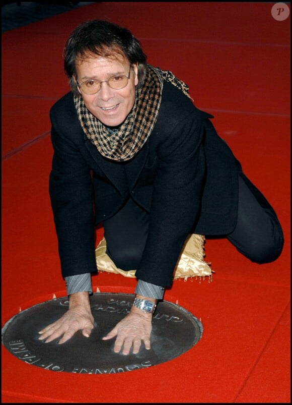 Cliff Richard dépose ses empreintes dans l'arène de Wembley à Londres, le 9 novembre 2006.