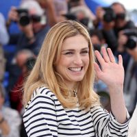 Julie Gayet, radieuse, révèle son ''Trésor'' au Festival de Cannes...