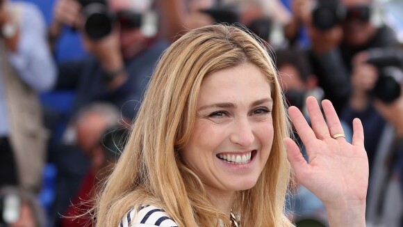 Julie Gayet, radieuse, révèle son ''Trésor'' au Festival de Cannes...