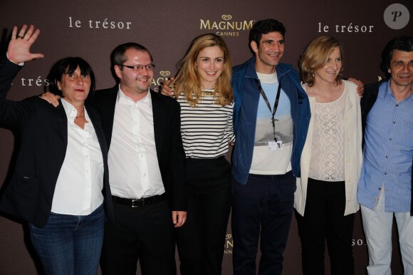 Julie Gayet et l'équipe du film posent pendant la soiree du film Trésor à la plage Magnum dans le cadre du 68e Festival du film à Cannes, France le 21 mai 2015