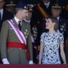 Le roi Felipe VI et la reine Letizia d'Espagne présidaient la cérémonie de prestation de serment des nouveaux membres de la Garde royale, au palais du Pardo, le 22 mai 2015, jour de leur 11e anniversaire de mariage.
