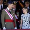 Le roi Felipe VI et la reine Letizia d'Espagne présidaient la cérémonie de prestation de serment des nouveaux membres de la Garde royale, au palais du Pardo, le 22 mai 2015, jour de leur 11e anniversaire de mariage.