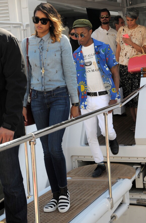 Pharell Williams et son épouse Helen Lasichanh quittent un bateau à Cannes, le 22 mai 2015.