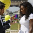 Serena Williams se voit remettre par Christophe Beaugrand une petite statuette la représentant façon blocs en 3D sur le Champs-de-Mars à Paris dans le cadre d'une opération de promotion pour le film Pixels dans lequel elle fait une apparition au côté du légendaire Pac-Man, le 22 mai 2015
