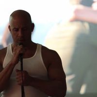 Paul Walker : Vin Diesel, au bord des larmes, chante pour son ami qui lui manque