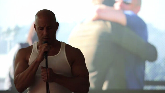 Paul Walker : Vin Diesel, au bord des larmes, chante pour son ami qui lui manque