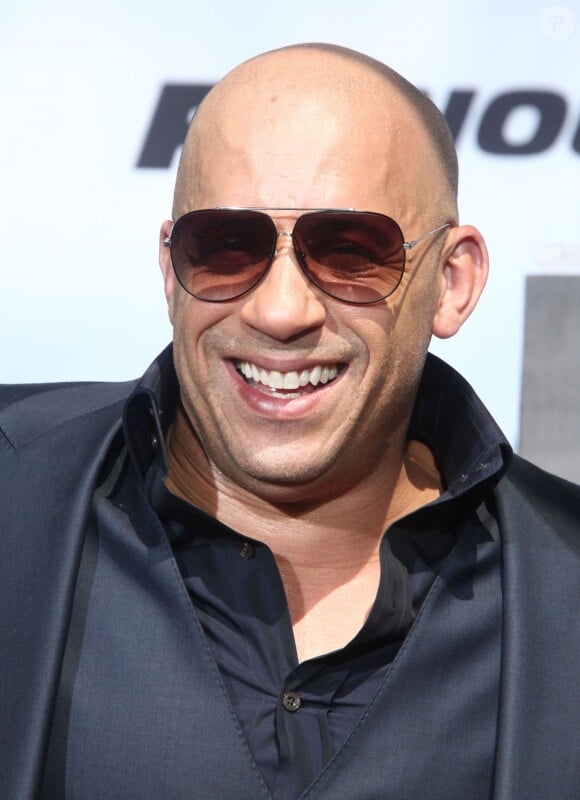 Vin Diesel laisse ses empreintes dans le ciment hollywoodien au TCL Chinese Theater à Hollywood, le 1er avril 2015.