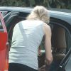 Exclusif - Redmond O'Neal (fils de Ryan O'Neal et de Farrah Fawcett décédée en 2009) semble très amaigri aux cotés d'une amie qui transporte un emballage de poudre sur un parking à Los Angeles le 14 mai 2015.