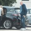 Exclusif - Redmond O'Neal (fils de Ryan O'Neal et de Farrah Fawcett décédée en 2009) semble très amaigri aux cotés d'une amie qui transporte un emballage de poudre sur un parking à Los Angeles le 14 mai 2015.
