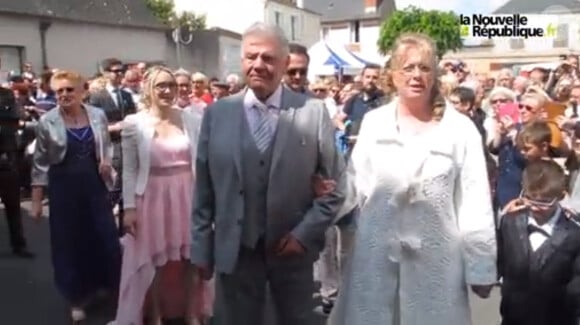 Mariage de Thierry et Véronique, à l'église de Valençay (Indre). Le 23 mai 2015. La mariée arrive à l'église.