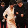 Exclusif - Sophie Marceau a encore eu un souci sur le tapis rouge du Festival de Cannes le 14 mai 2015.