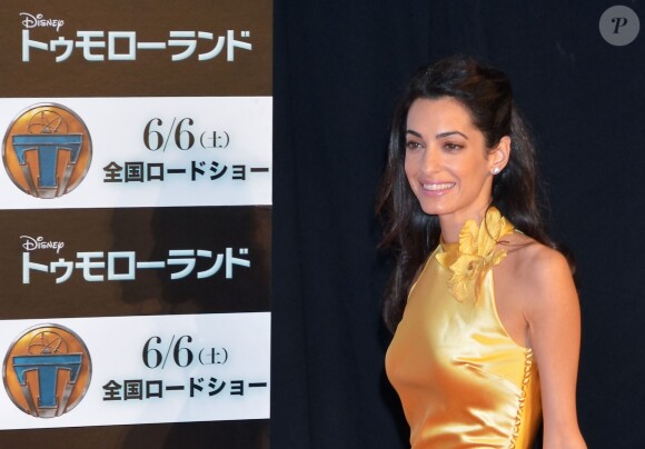 Amal Clooney (robe Margiela) lors de l'avant-première du film A la poursuite de demain à Tokyo le 25 mai 2015