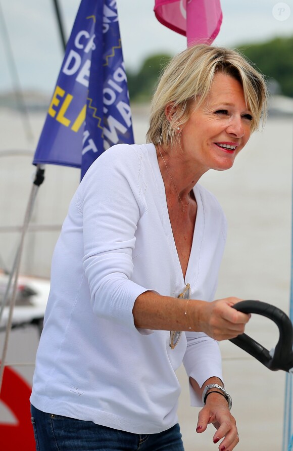 Sophie Davant est la marraine du bateau de course OSP, 'Ovimpex Secours Populaire' et du skipper Martin Le Pape. Le bateau participera à la course en solitaire du Figaro dont le coup d'envoi aura lieu le 31 mai depuis les quais de Bordeaux. Photo prise le 25 mai 2015 à Bordeaux.