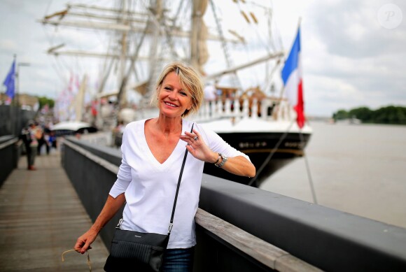 L'animatrice Sophie Davant est la marraine du bateau de course OSP, 'Ovimpex Secours Populaire' et de son skipper Martin Le Pape. Le bateau participera à la course en solitaire du Figaro dont le coup d'envoi aura lieu le 31 mai depuis les quais de Bordeaux. Photo prise le 25 mai 2015 à Bordeaux.