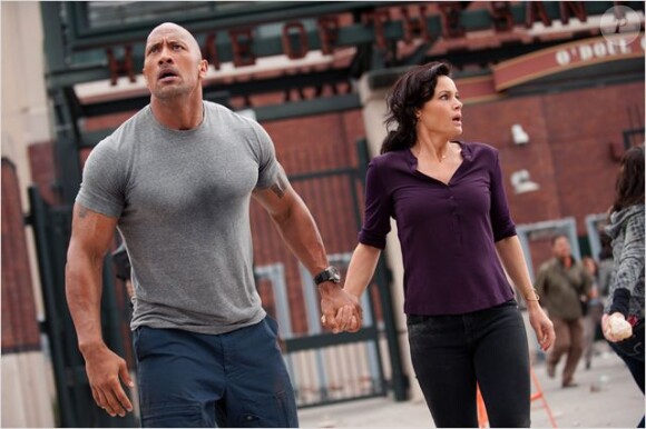 Dwayne Johnson et Carla Gugino dans San Andreas.