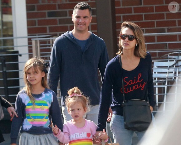 Exclusif - Jessica Alba en famille avec son mari Cash Warren et leurs enfants Honor et Haven à la sortie d'une pharmacie à Beverly Hills, le 25 mai 2015