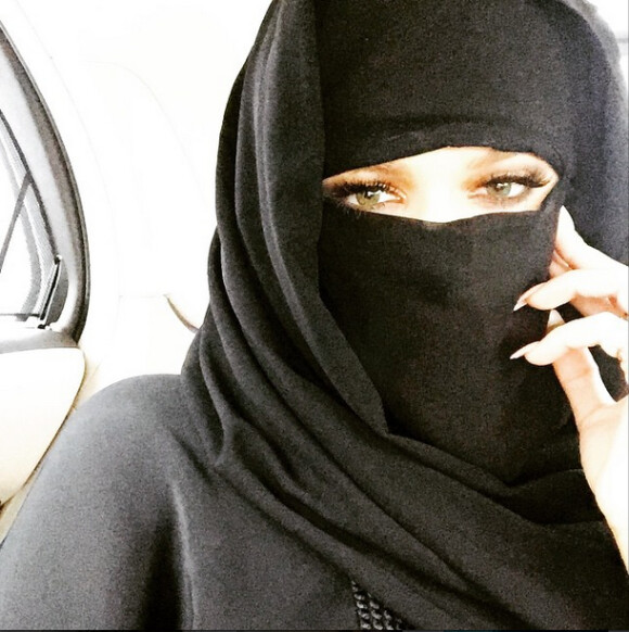 Le selfie de la discorde : arrivée à Dubaï, Khloé Kardashian s'est immortalisée, habillée d'un niqab. Une photo irrespectueuse, selon de nombreux internautes. Photo publiée le 26 mai 2015.