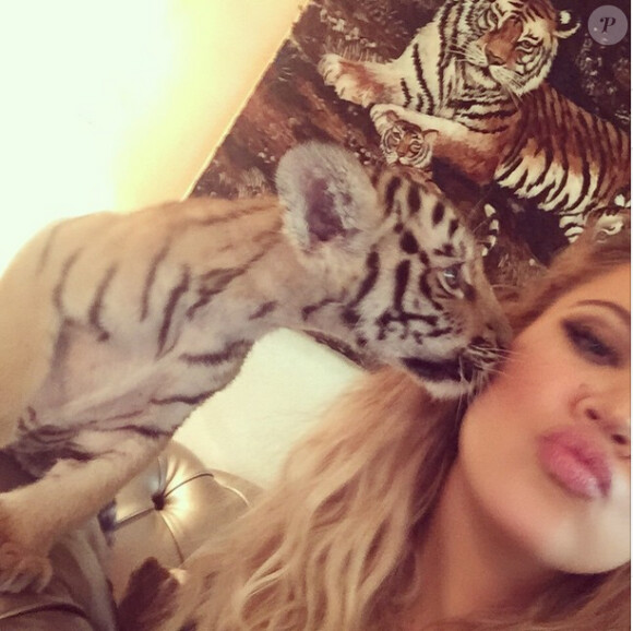 Décidemment, les moindres faits et gestes de Khloé Kardashian suscitent de la colère. C'est le cas de ce selfie de la star de télé-réalité et un bébé tigre, que des activistes du droit des animaux ont fustigé. Photo publiée le 27 mai 2015.