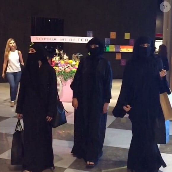 Jen Atkin, la maquilleuse Mary Phillips et Khloé Kardashian de sortie dans un centre commercial. Le 26 mai 2015.