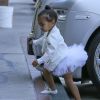 North West, craquante dans son petit blazer Balmain, son tutu et ses ballerines blanches, se rend à sa leçon de danse classique avec sa mère Kim Kardashian. Tarzana, le 28 mai 2015.