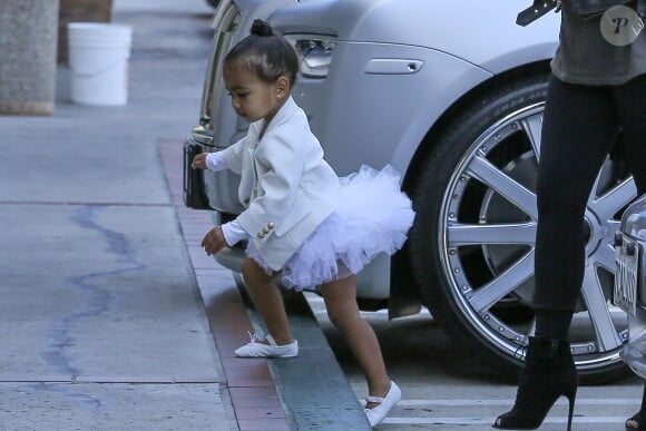 North West, craquante dans son petit blazer Balmain, son tutu et ses ballerines blanches, se rend à sa leçon de danse classique avec sa mère Kim Kardashian. Tarzana, le 28 mai 2015.