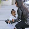 Kim Kardashian emmène sa fille North à sa leçon de danse classique. Tarzana, le 28 mai 2015.