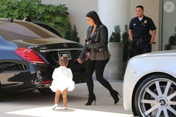 Kim Kardashian et sa fille North West quittent la Cheesecake Factory, au centre commercial Westfield Topanga. Los Angeles, le 28 mai 2015.