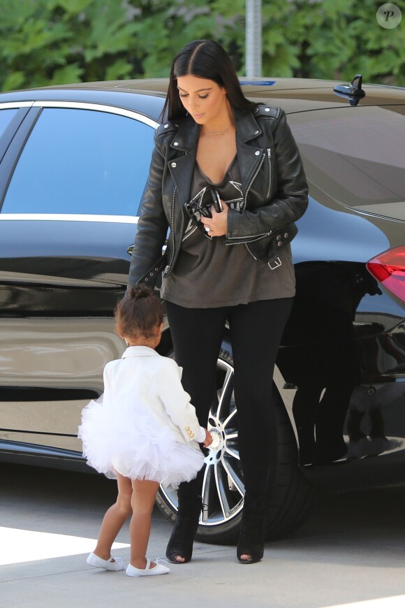 Kim Kardashian et sa fille North West se rendent à la Cheesecake Factory, au centre commercial Westfield Topanga à Los Angeles, le 28 mai 2015.