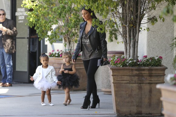 Kim Kardashian, sa fille North et sa nièce Penelope, de sortie entre filles à Los Angeles. Le 28 mai 2015.