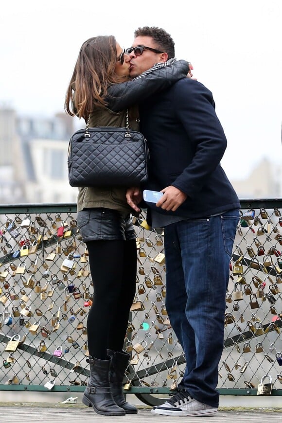 Ronaldo et sa compagne Paula, sur le Pont des Arts à Paris, le 28 février 2013