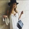 Nabilla : robe courte et décolleté, baskets et it-bag Saint-Laurent, elle est divine !