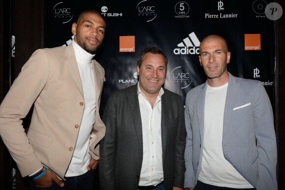 Semi-Exclusif - Benjamin Patou (patron de l'Arc) entre Nicolas Batum et Zinédine Zidane à la soirée Adidas à l'Arc à Paris, le 28 mai 2015. 