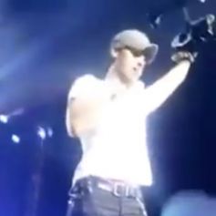 Enrique Iglesias attrape un drone lors de son concert au Mexique le 30 mai 2015