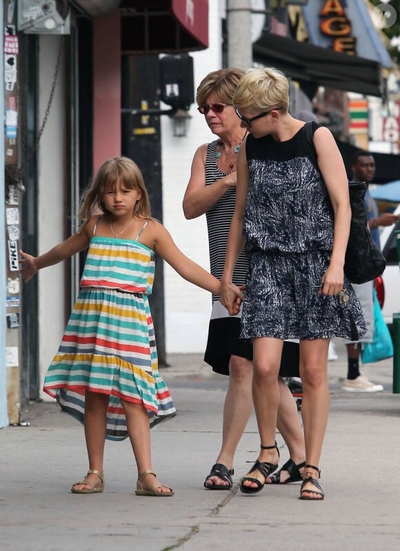 Michelle Wililams, sa mère et sa fille Matilda font du shopping à Hollywood, le 16 aout 2012
