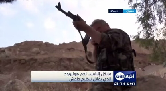 Michael Enright avec son AK-47 sur une télé arabe.