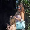 Xabi Alonso en vacances avec sa femme Nagore Aramburu et ses enfants à Marbella en Espagne le 28 mai 2015.