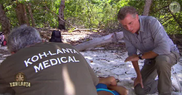 Les médecins interviennent pour Margot dans Koh-Lanta 2015, le vendredi 5 juin 2015, sur TF1