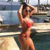 Crystal Renae, torride en bikini à Maui, se dore la pilule près d'une piscine de l'hôtel Four Seasons. Mai 2015.