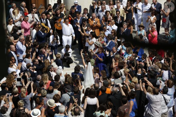 Exclusif - Vincent Labrune, Laetitia de Luca, Chico Bouchikhi (Chico and the Gypsies) - Mariage religieux de Vincent Labrune, Président de l'Olympique de Marseille, et Laetitia de Luca à l'église collégiale Saint-Martin de Saint-Rémy-de-Provence, le 6 juin 2015.