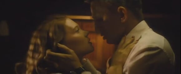 Léa Seydoux dans les bras de Bond pour Spectre (capture d'écran)