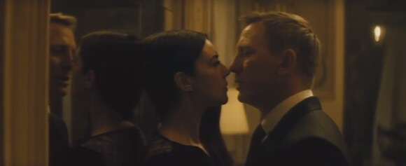 Monica Bellucci dans les bras de Bond pour Spectre (capture d'écran)