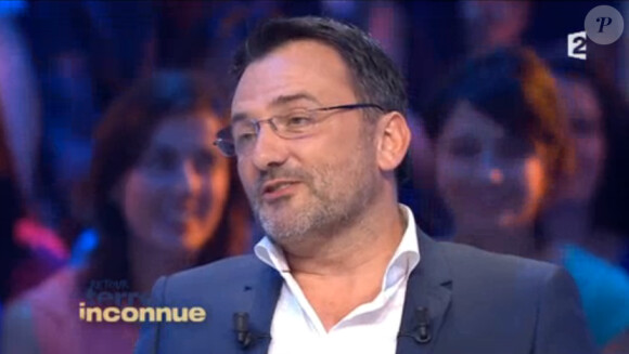Frédéric Lopez dans Retour en terre inconnue sur France 2, le mardi 9 juin 2015.