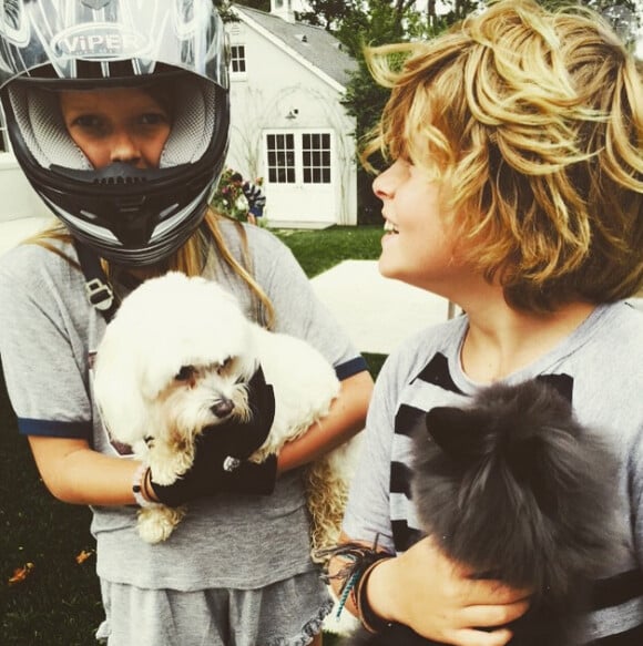 Les deux enfants de Gwyneth Paltrow, Apple (sous le casque) et Moses. Photo postée le 6 juin 2015.