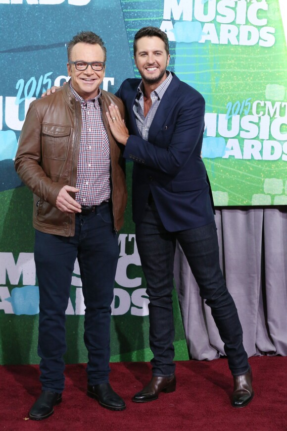 Tom Arnold et Luke Bryan - Cérémonie des Country Music Television Awards au Bridgestone Arena de Nashville, Tennessee, le 10 juin 2015.