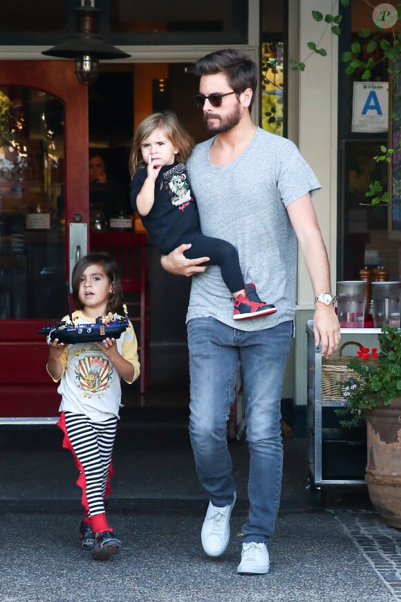 Scott Disick et ses enfants Mason et Penelope à Calabasas, Los Angeles, le 27 avril 2015.
