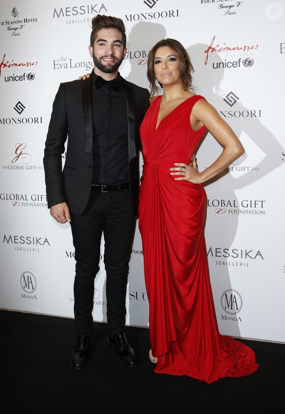 Kendji Girac et Eva Longoria (bijoux Messika, robe Monsoori) - Photocall au Dîner du Global Gift Gala à Paris, le 25 mai 2015. 