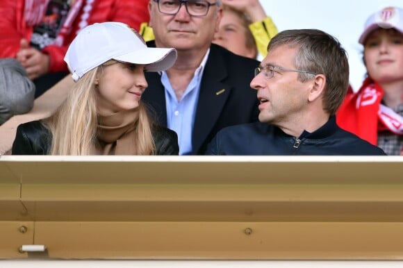 Le président de l'AS Monaco Dmitry Rybolovlev assiste en compagnie de sa compagne au match qui oppose son équipe à Toulouse au Stade Louis II à Monaco le 3 mai 2015.