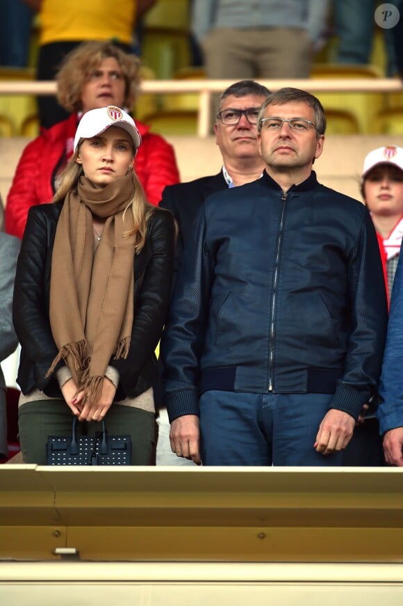 Le président de l'AS Monaco Dmitry Rybolovlev assiste en compagnie de sa compagne au match qui oppose son équipe à Toulouse au Stade Louis II à Monaco le 3 mai 2015.