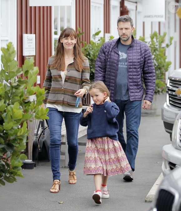 Ben Affleck et sa femme Jennifer Garner vont déjeuner au restaurant avec leur fille Seraphina à Brentwood, le 10 juin 2015.