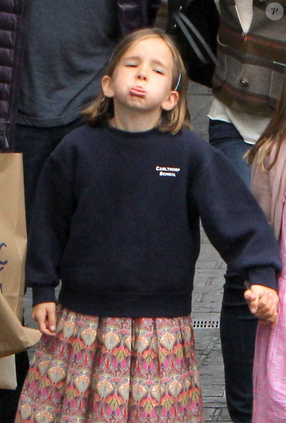Ben Affleck et sa femme Jennifer Garner vont faire du shopping chez "Toy Crazy" avec leur fille Seraphina (grimace, tire la langue) et une amie à Brentwood, le 10 juin 2015.